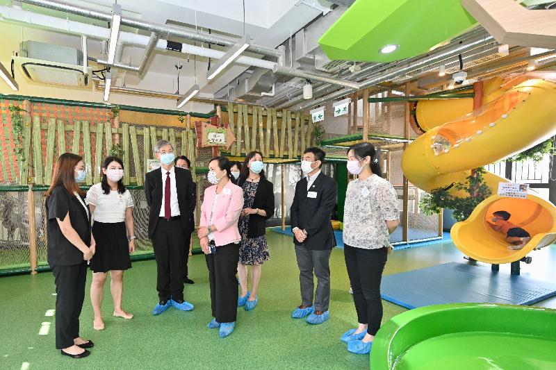 The Secretary for Labour and Welfare, Dr Law Chi-kwong, visited the Sandy Bay Parents Resource Centre of Heep Hong Society in Pok Fu Lam this afternoon (September 24) to learn more about the community support services for parents and relatives/carers of persons with disabilities. Photo shows Dr Law (third left) being briefed by officers in charge of the centre's support services.