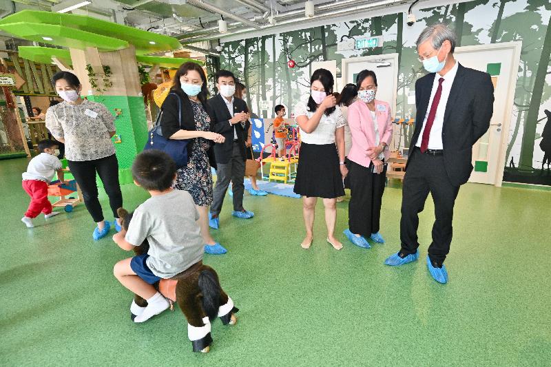 The Secretary for Labour and Welfare, Dr Law Chi-kwong, visited the Sandy Bay Parents Resource Centre of Heep Hong Society in Pok Fu Lam this afternoon (September 24) to learn more about the community support services for parents and relatives/carers of persons with disabilities. Photo shows Dr Law (first right) touring an indoor playroom specially designed for training children's physical strength and body co-ordination skills.