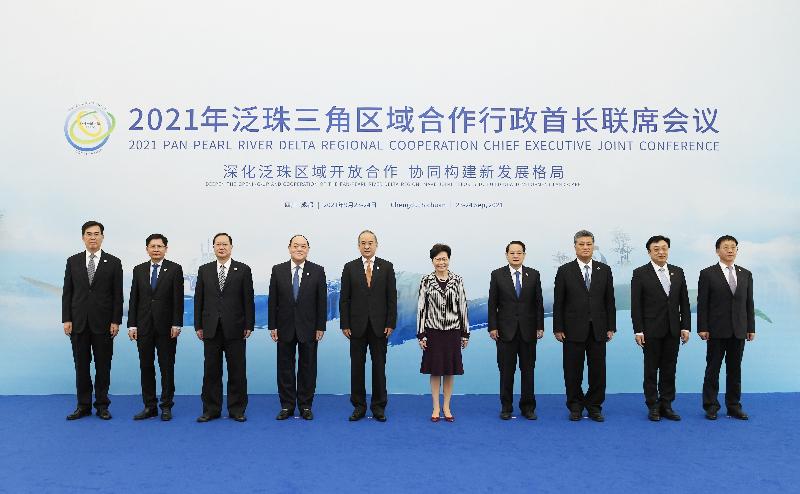 The Chief Executive, Mrs Carrie Lam, led a delegation of the Hong Kong Special Administrative Region Government to attend the 2021 Pan-Pearl River Delta Regional Co-operation Chief Executive Joint Conference in Chengdu today (September 24). Photo shows Mrs Lam (fifth right) and the Governor of Sichuan Province, Mr Huang Qiang (fifth left), with other participants of the conference.