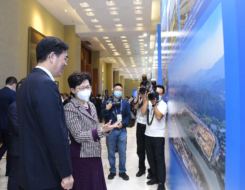 The Chief Executive, Mrs Carrie Lam, led a delegation of the Hong Kong Special Administrative Region Government to attend the 2021 Pan-Pearl River Delta Regional Co-operation Chief Executive Joint Conference in Chengdu today (September 24). Photo shows Mrs Lam (second left) visiting the photo exhibition on the Conference with the Governor of Guizhou Province, Mr Li Bingjun (first left).