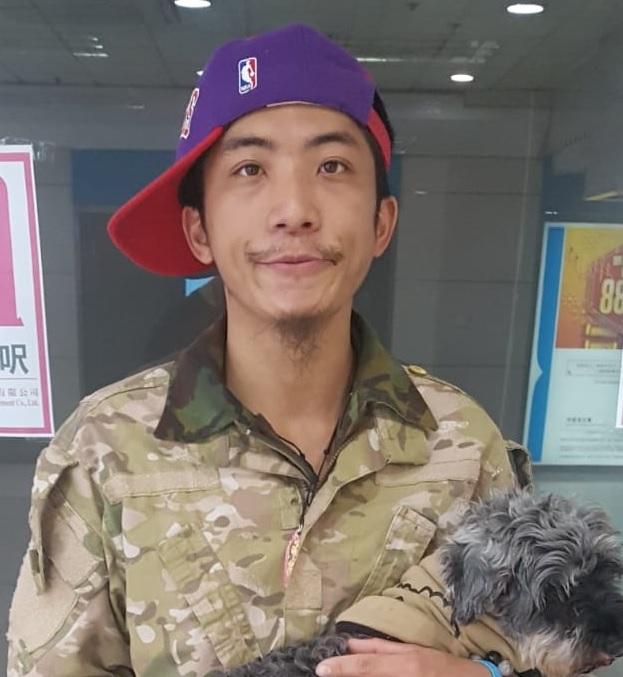Lam Chi-wang is about 1.7 metres tall, 56 kilograms in weight and of thin build. He has a long face with yellow complexion and short black hair. He was last seen wearing black sweatpants and was barefoot.