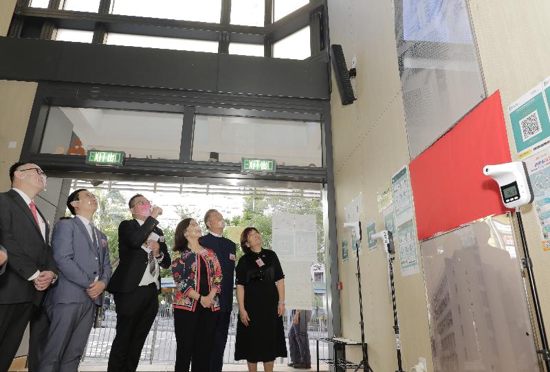 The opening ceremony for Sau Mau Ping Community Hall was held today (September 25). Photo shows the Director of Home Affairs, Miss Janice Tse (fourth left), watching a display of photos of Sau Mau Ping in the past at the entrance of the hall to learn more about how Kwun Tong District transformed from an old district to a new one with other officiating guests.