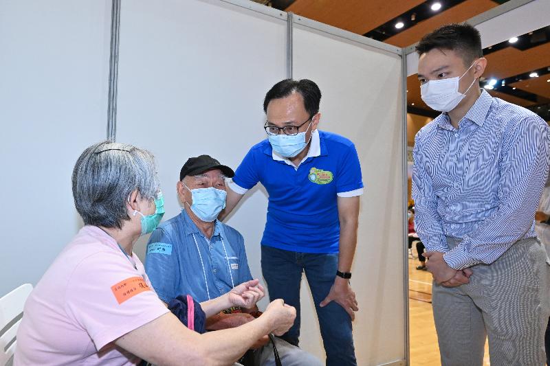 COVID-19 vaccination events for the elderly were held in Kwun Tong District and Tsuen Wan District today (September 25). Photo shows the Secretary for the Civil Service, Mr Patrick Nip (second right), chatting with elderly persons at the COVID-19 vaccination event for the elderly in Tsuen Wan District. Looking on is the Acting District Officer (Tsuen Wan), Mr Welsey Lai (first right).