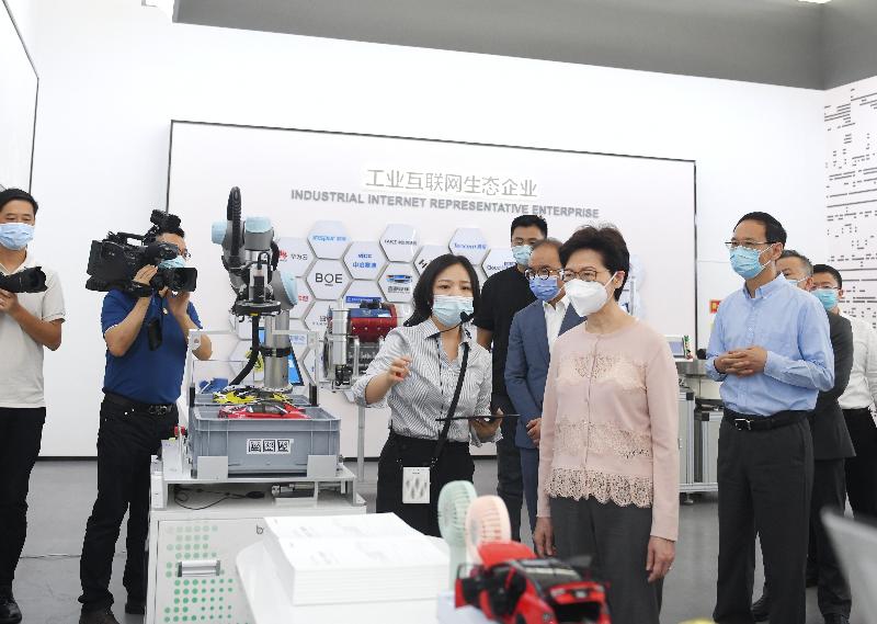
The Chief Executive, Mrs Carrie Lam, visited the Lijia Smart Park in the Liangjiang New Area of Chongqing today (September 25). Photo shows Mrs Lam (sixth left), accompanied by the Executive Vice Mayor of Chongqing, Mr Wang Fu (seventh left), and the Secretary for Constitutional and Mainland Affairs, Mr Erick Tsang Kwok-wai (fifth left), touring the Liangjiang Industrial Internet Experience Center in the Park.