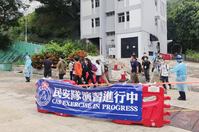 A large-scale exercise held biennially by the Civil Aid Service (CAS) concluded successfully today (September 26). The exercise, codenamed "Libra", was held on September 25 and 26. Photo shows the CAS members evacuating persons under quarantine from the quarantine centre.