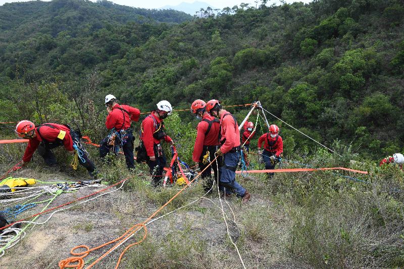 A large-scale exercise held biennially by the Civil Aid Service (CAS) concluded successfully today (September 26). The exercise, codenamed "Libra", was held on September 25 and 26. Photo shows the CAS members rescuing victims at cliff.