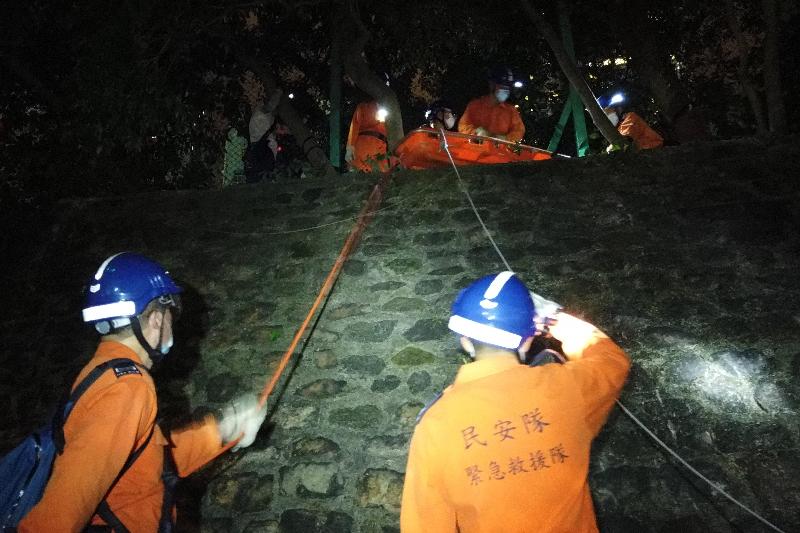 A large-scale exercise held biennially by the Civil Aid Service (CAS) concluded successfully today (September 26). Photo shows the CAS members rescuing victims against landslides.

