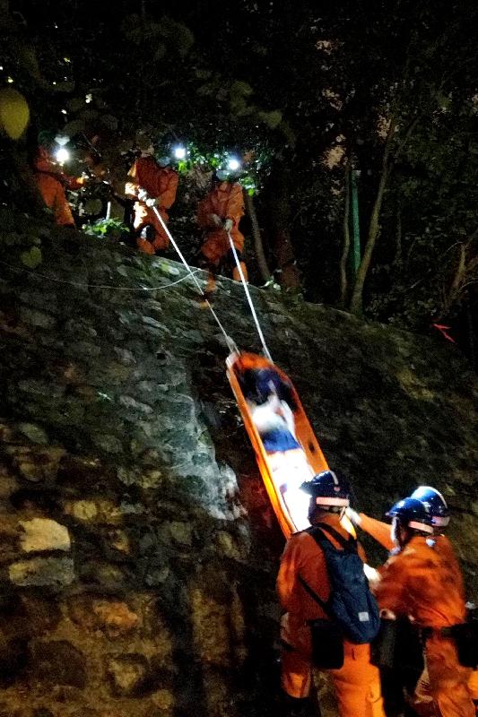 A large-scale exercise held biennially by the Civil Aid Service (CAS) concluded successfully today (September 26). Photo shows the CAS members rescuing victims against landslides.
