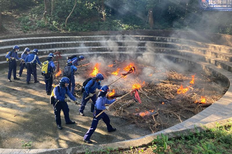 A large-scale exercise held biennially by the Civil Aid Service (CAS) concluded successfully today (September 26). Photo shows the CAS members fighting hill fire.
