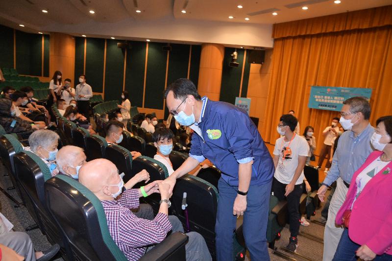 Residents in Eastern District and Ma On Shan participated in COVID-19 vaccination events today (September 26). Picture shows the Secretary for the Civil Service, Mr Patrick Nip, chatting with senior citizens attending a health talk at the vaccination event at Hong Kong Central Library.