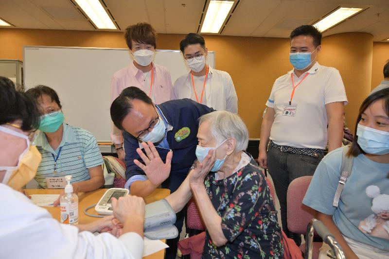 Residents in Eastern District and Ma On Shan participated in COVID-19 vaccination events today (September 26). Picture shows the Secretary for the Civil Service, Mr Patrick Nip, chatting with a senior citizen receiving an one-on-one consultation at the vaccination event at Hong Kong Central Library.
