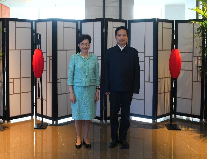 The Chief Executive, Mrs Carrie Lam (left), meets with the Governor of Shaanxi Province, Mr Zhao Yide (right) in Xi’an today (September 26).