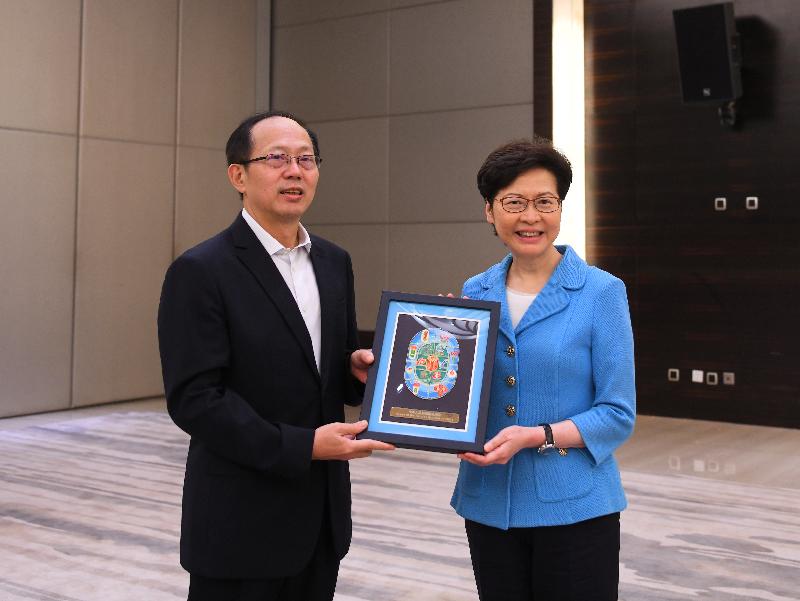 The Chief Executive, Mrs Carrie Lam, meets with the Director of the General Administration of Sport of China, Mr Gou Zhongwen in Xi'an today (September 26). Photo shows Mrs Lam (right) receiving a souvenir of the 14th National Games from Mr Gou (left).