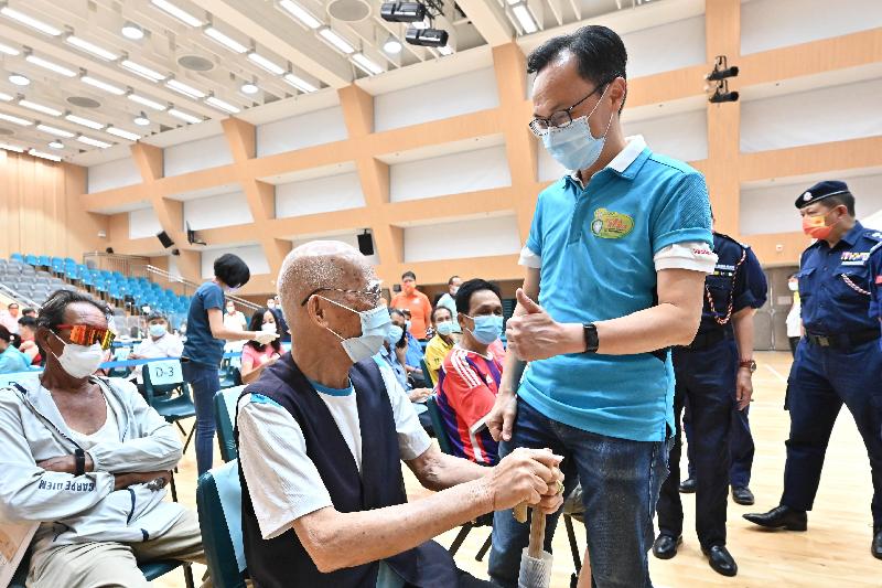 A one-stop service covering a health talk, medical consultation and COVID-19 vaccination moved to Yuen Long District and Sai Kung District today (September 27). Picture shows the Secretary for the Civil Service, Mr Patrick Nip (front row, right), chatting with a 91-year-old man (front row, left) who took part in the vaccination event in Sai Kung District at the Sai Kung Jockey Club Town Hall.