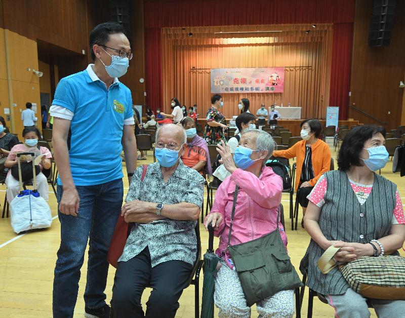 A one-stop service covering a health talk, medical consultation and COVID-19 vaccination moved to Yuen Long District and Sai Kung District today (September 27). Picture shows the Secretary for the Civil Service, Mr Patrick Nip (first left), chatting with elderly people who took part in a talk on the two COVID-19 vaccines, namely the Sinovac vaccine and the BioNTech vaccine, at Tin Fai Road Community Hall in Tin Shui Wai.