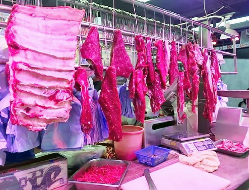 食物環境衞生署今日（九月二十七日）採取突擊行動，在荃灣梨木樹邨梨木樹商場打擊懷疑以冷藏肉充當新鮮肉出售的持牌新鮮糧食店。圖示行動中檢獲的懷疑冷藏肉。