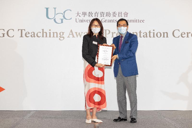 The Chairman of the University Grants Committee (UGC), Mr Carlson Tong (right), presents the 2021 UGC Teaching Award for General Faculty Members to Dr Koon Yee-wan. 