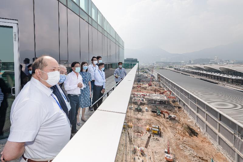 立法會經濟發展事務委員會今日（九月二十八日）視察香港國際機場三跑道系統項目工程工地。圖示議員聽取香港機場管理局行政總裁林天福（左三）介紹項目的最新發展。