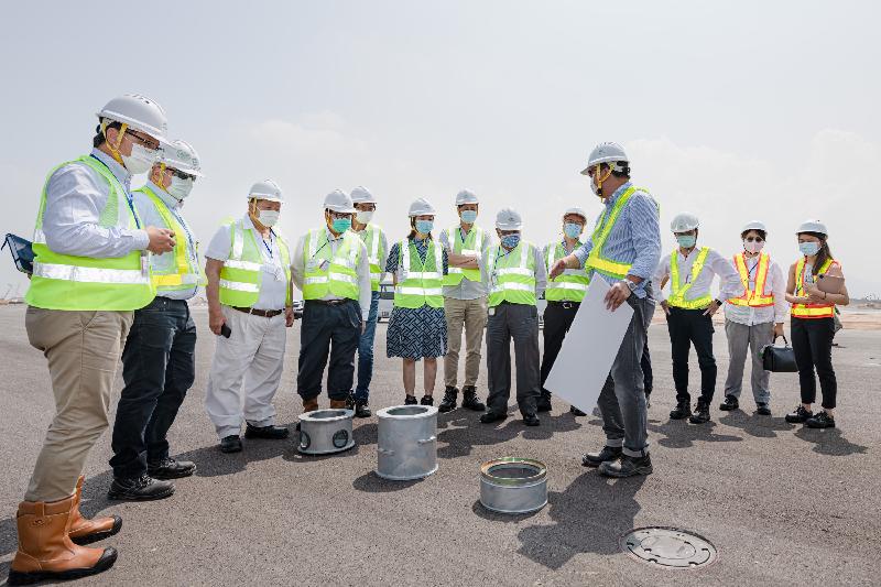 立法會經濟發展事務委員會今日（九月二十八日）視察香港國際機場三跑道系統項目工程工地。圖示議員聽取有關飛行區地面燈號的介紹。