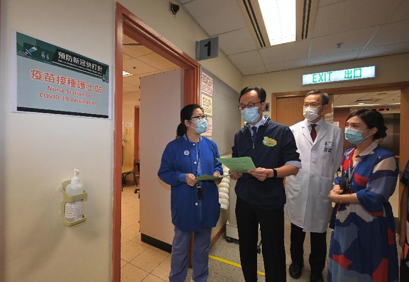 The COVID-19 Vaccination Stations set up by the Government in Queen Mary Hospital, Queen Elizabeth Hospital and Tuen Mun Hospital commenced operation today (September 29). Photo shows the Secretary for the Civil Service, Mr Patrick Nip (second left), learning more about the first-day operation at the Queen Mary Hospital COVID-19 Vaccination Station. Looking on are the Cluster Chief Executive (Hong Kong West) of the Hospital Authority, Dr Theresa Li (first right), and the Chief of Service of Queen Mary Hospital's Department of Medicine, Professor Lau Chak-sing (second right).