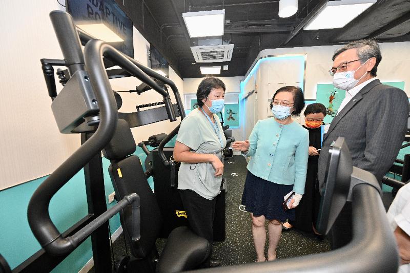 The Secretary for Food and Health, Professor Sophia Chan, toured the Core Centre of Sai Kung District Health Centre Express operated by Haven of Hope Christian Service today (September 29) to learn about its operation and the primary healthcare services it provides. Photo shows Professor Chan (second left), accompanied by the Chief Executive Officer of Haven of Hope Christian Service, Dr Lam Ching-choi (first right), receiving a briefing on the daily operation and services of the Core Centre from its representative.