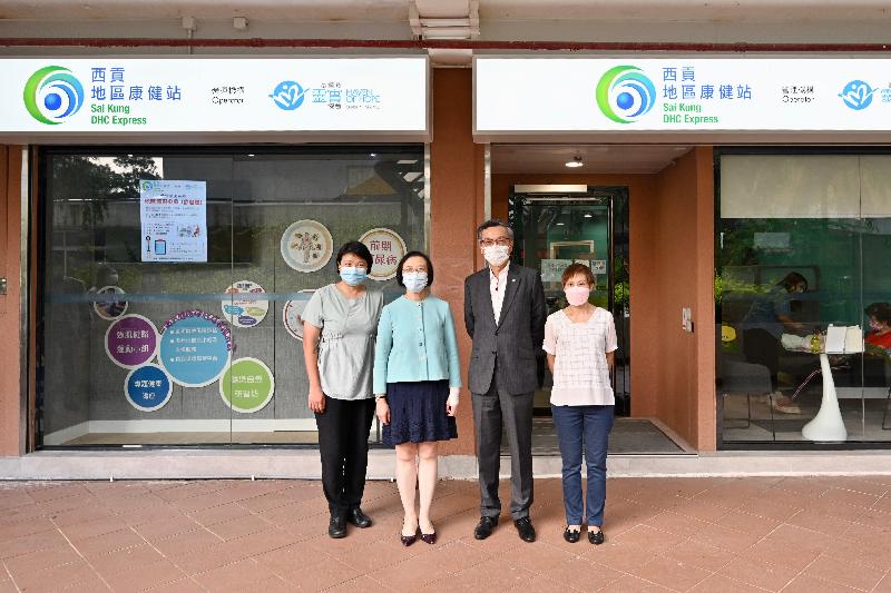 The Secretary for Food and Health, Professor Sophia Chan, toured the Core Centre of Sai Kung District Health Centre Express operated by Haven of Hope Christian Service today (September 29) to learn about its operation and the primary healthcare services it provides. Photo shows Professor Chan (second left) and the Chief Executive Officer of Haven of Hope Christian Service, Dr Lam Ching-choi (second right), with representatives of the Core Centre of Sai Kung District Health Centre Express.