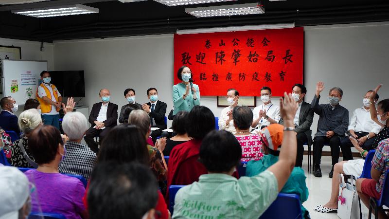The Secretary for Food and Health, Professor Sophia Chan, attended an information sharing session on COVID-19 vaccines organised by the Taishan Charitable Association today (September 29) to explain to cancer patients and survivors about the protection that the COVID-19 vaccines offer.