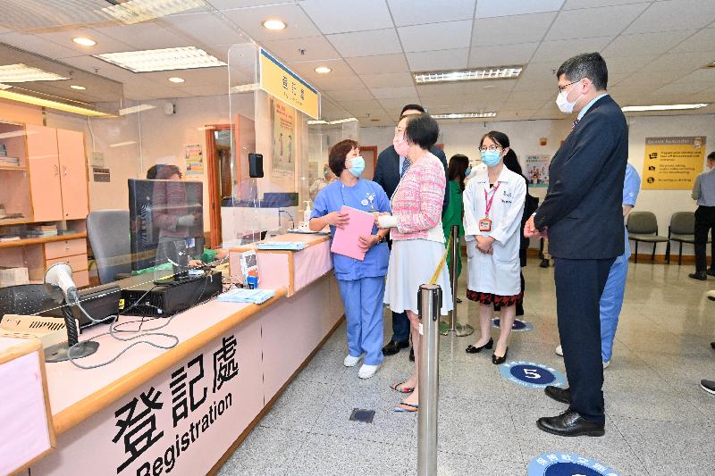 The Secretary for Food and Health, Professor Sophia Chan (second left), visits the vaccination station at Queen Mary Hospital today (September 30) to encourage patients with follow-up appointments and visitors to receive COVID-19 vaccination there. Looking on is the Chief Executive of the Hospital Authority, Dr Tony Ko (first right).