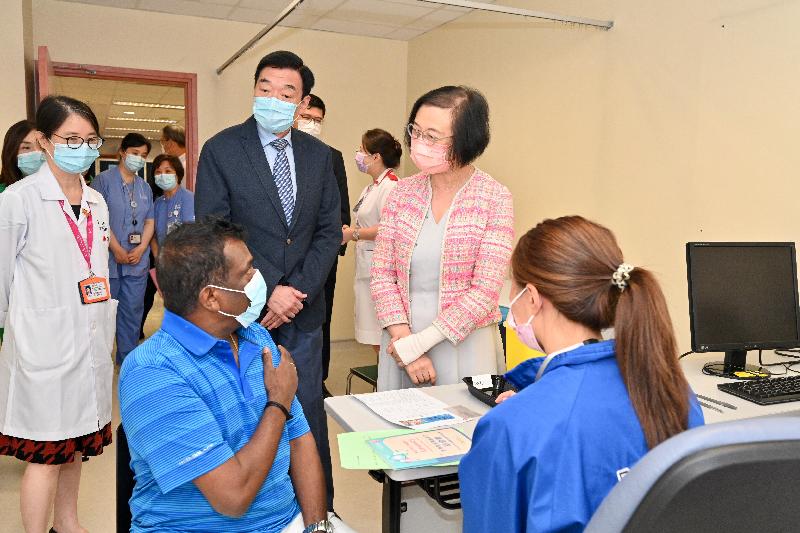 The Secretary for Food and Health, Professor Sophia Chan, visited the vaccination station at Queen Mary Hospital today (September 30) to encourage patients with follow-up appointments and visitors to receive COVID-19 vaccination there. Photo shows Professor Chan (second right) and the Chairman of the Hospital Authority, Mr Henry Fan (third right), chatting with a member of the public receiving vaccination.