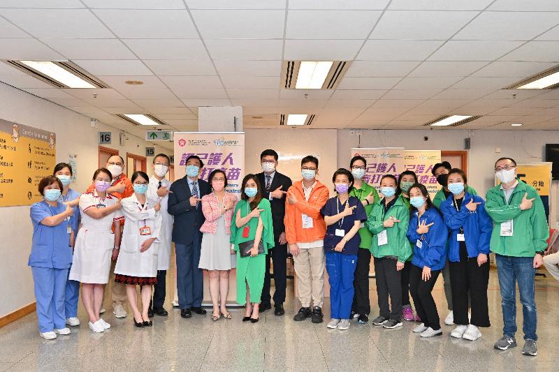 The Secretary for Food and Health, Professor Sophia Chan, visited the vaccination station at Queen Mary Hospital today (September 30) to encourage patients with follow-up appointments and visitors to receive COVID-19 vaccination there. Photo shows Professor Chan (eighth left) with the Chairman of the Hospital Authority, Mr Henry Fan (seventh left); the Chief Executive of the Hospital Authority, Dr Tony Ko (10th left); the Cluster Chief Executive (Hong Kong West) of the Hospital Authority, Dr Theresa Li (ninth left); the Chief of Service of Queen Mary Hospital's Department of Medicine, Professor Lau Chak-sing (sixth left); and healthcare and other staff members at the vaccination station.