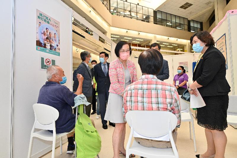 The Secretary for Food and Health, Professor Sophia Chan, visited the vaccination station at Tuen Mun Hospital today (September 30) to encourage patients with follow-up appointments and visitors to receive COVID-19 vaccination there. Photo shows Professor Chan (centre) chatting with a member of the public receiving vaccination.