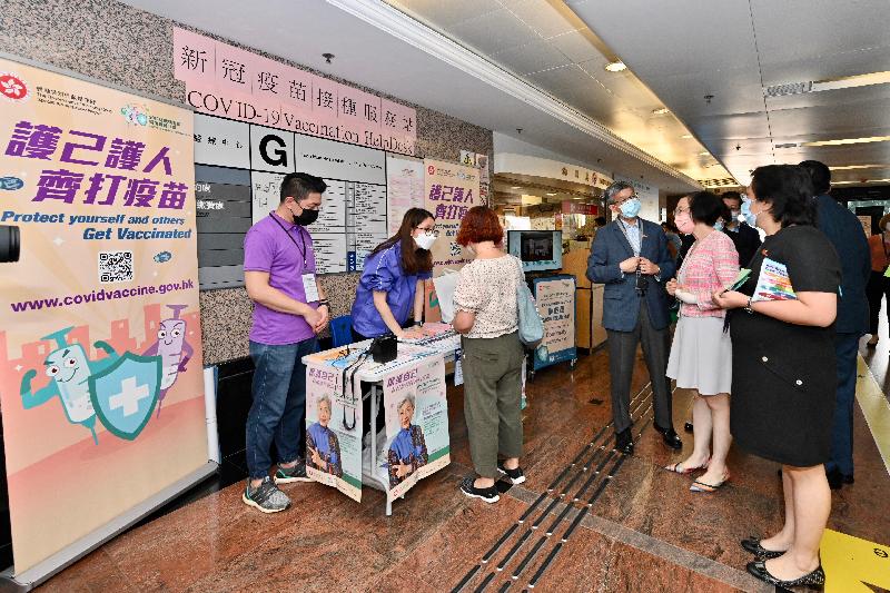 The Secretary for Food and Health, Professor Sophia Chan (fifth left), visits the vaccination station at Tuen Mun Hospital today (September 30) to encourage patients with follow-up appointments and visitors to receive COVID-19 vaccination there. Looking on is the Cluster Chief Executive (New Territories West) of the Hospital Authority, Dr Simon Tang (fourth left).