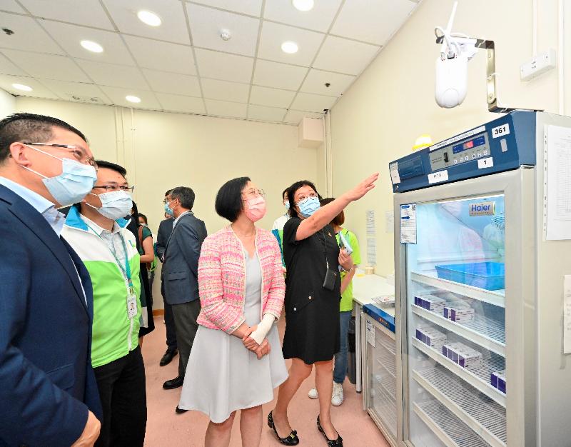 The Secretary for Food and Health, Professor Sophia Chan (second right), visits the vaccination station at Tuen Mun Hospital today (September 30) to encourage patients with follow-up appointments and visitors to receive COVID-19 vaccination there.