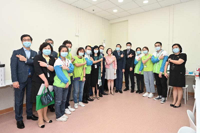 The Secretary for Food and Health, Professor Sophia Chan, visited the vaccination station at Tuen Mun Hospital today (September 30) to encourage patients with follow-up appointments and visitors to receive COVID-19 vaccination there. Photo shows Professor Chan (seventh right) with the Chairman of the Hospital Authority, Mr Henry Fan (sixth right); the Chief Executive of the Hospital Authority, Dr Tony Ko (fifth right); and healthcare and other staff members at the vaccination station.