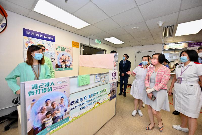 The Secretary for Food and Health, Professor Sophia Chan (second right), visits the vaccination station at Queen Elizabeth Hospital today (September 30) to encourage patients with follow-up appointments and visitors to receive COVID-19 vaccination there.