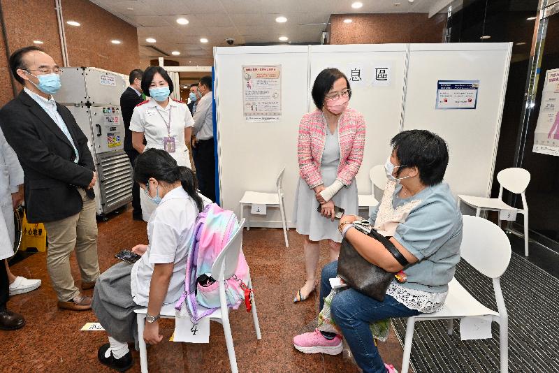 The Secretary for Food and Health, Professor Sophia Chan, visited the vaccination station at Queen Elizabeth Hospital today (September 30) to encourage patients with follow-up appointments and visitors to receive COVID-19 vaccination there. Photo shows Professor Chan (second right) chatting with a member of the public receiving vaccination.
