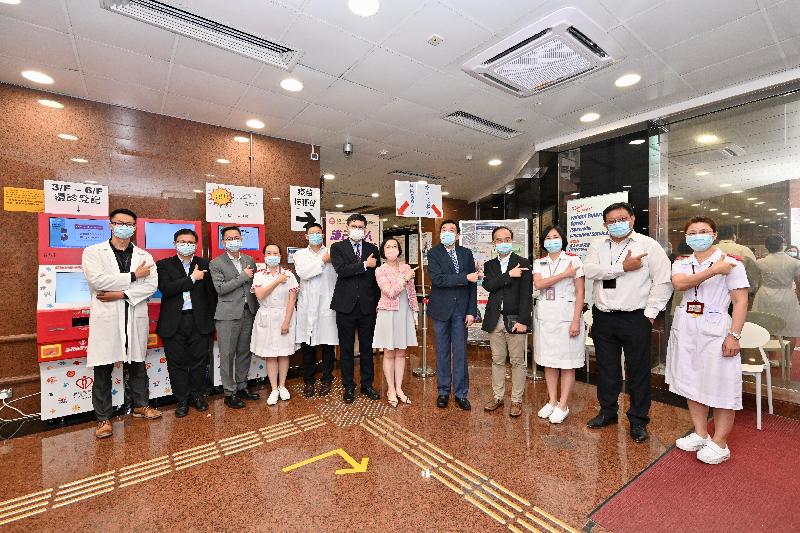 The Secretary for Food and Health, Professor Sophia Chan, visited the vaccination station at Queen Elizabeth Hospital today (September 30) to encourage patients with follow-up appointments and visitors to receive COVID-19 vaccination there. Photo shows Professor Chan (sixth right) with the Chairman of the Hospital Authority, Mr Henry Fan (fifth right); the Chief Executive of the Hospital Authority, Dr Tony Ko (sixth left); and healthcare and other staff members at the vaccination station.