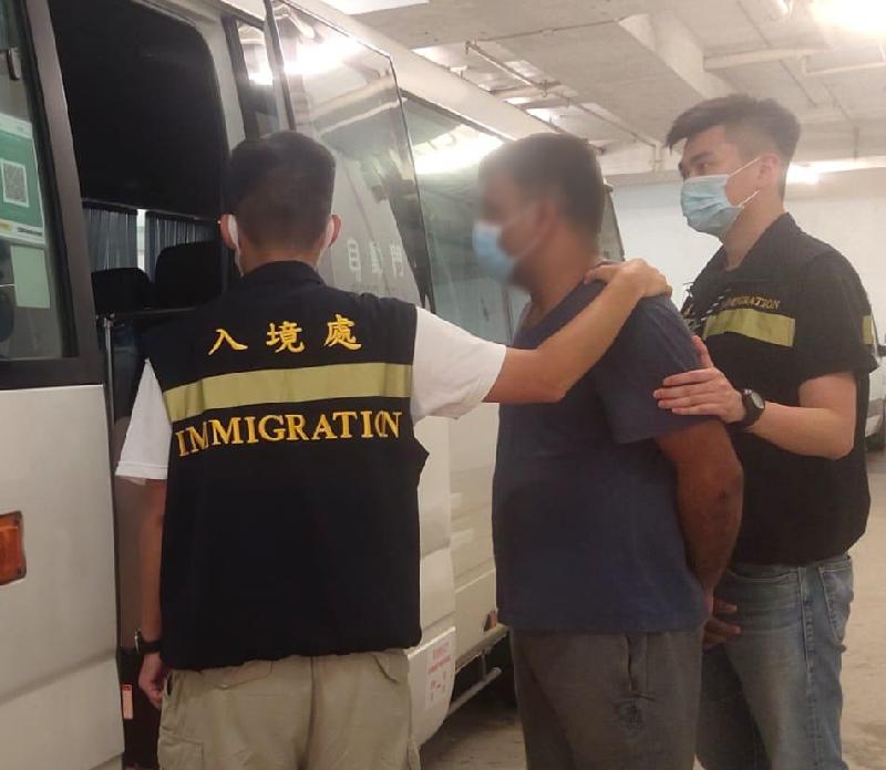 The Immigration Department mounted territory-wide anti-illegal worker operations codenamed "Twilight" from September 27 to yesterday (September 29). Photo shows a suspected illegal worker arrested during the operations.