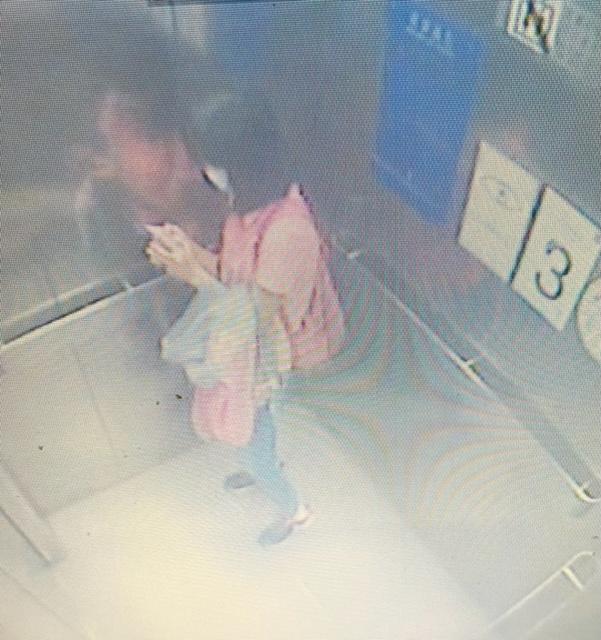 Choi Yuen-ki, aged 15, is about 1.6 metres tall, 38 kilograms in weight and of thin build. She has a round face with yellow complexion and long black hair. She was last seen wearing a pink polo tee, blue jeans, black sports shoes and carrying a pink backpack.
