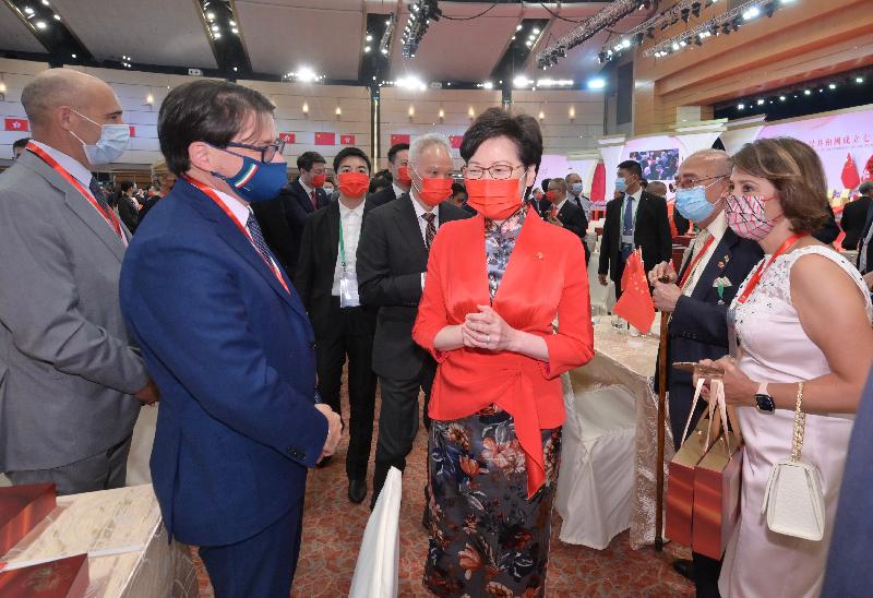 行政長官林鄭月娥和主要官員及嘉賓今早（十月一日）在香港會議展覽中心出席慶祝中華人民共和國成立七十二周年酒會。 圖示林鄭月娥（右三）與嘉賓交談。
