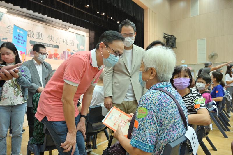 Elderly persons from the Kowloon City District participated in a COVID-19 vaccination event for the elderly at Hung Hom Community Hall today (October 2). Photo shows the Secretary for the Civil Service, Mr Patrick Nip (third left), chatting with a senior citizen who took part in the vaccination event.