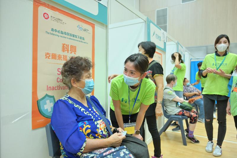 Elderly persons from the Kowloon City District participated in a COVID-19 vaccination event for the elderly at Hung Hom Community Hall today (October 2). They learned more about COVID-19 vaccines through a health talk. 