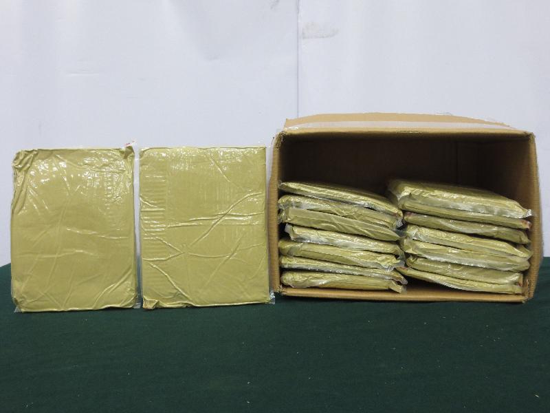 香港海關九月三十日在香港國際機場檢獲逾二點五公噸帽柱木鹼，估計市值約六百六十七萬元。這是自今年八月十三日帽柱木鹼被納入《危險藥物條例》附表1後，海關首次檢獲帽柱木鹼。圖示部分檢獲的帽柱木鹼和用作收藏毒品的紙箱。
