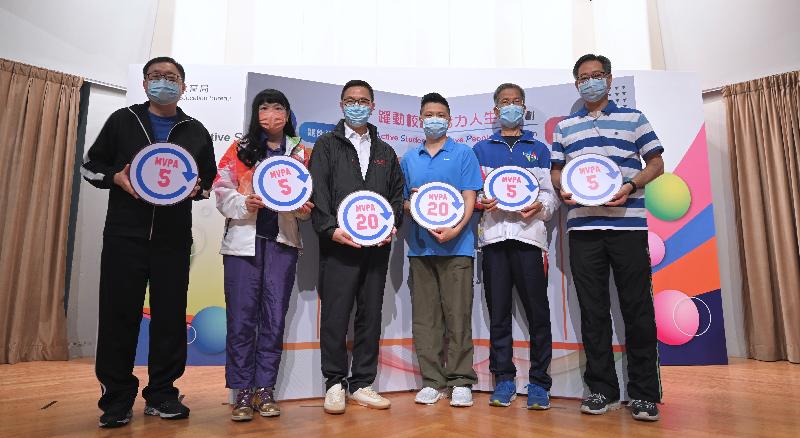The Secretary for Education, Mr Kevin Yeung (third left), officiated at the launching ceremony of the "Active Students, Active People" Campaign cum e-Gallery with other guests today (October 5).