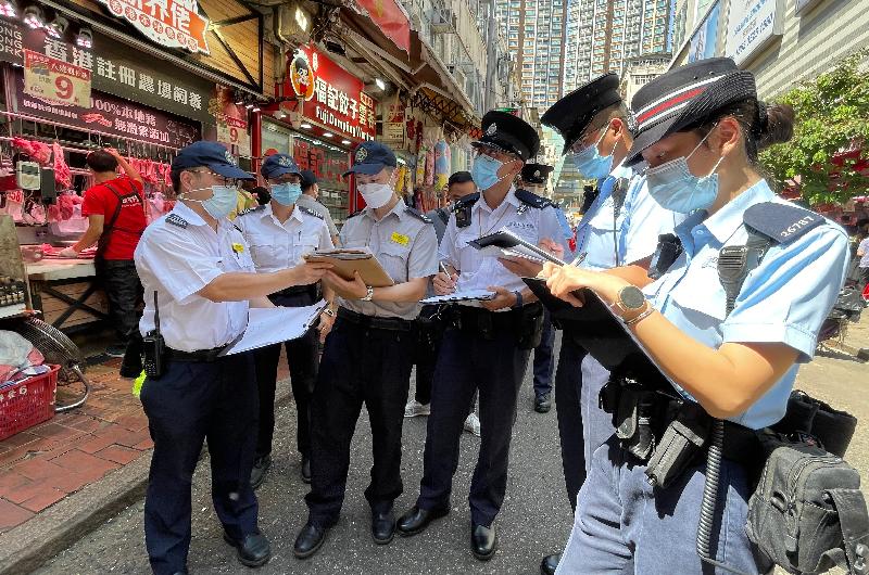 A spokesman for the Food and Environmental Hygiene Department (FEHD) said today (October 5) that the FEHD has conducted joint operations with the Police in the past week or so in Kowloon City, Kwun Tong and Tsuen Wan against shop owners and other stakeholders placing goods or articles in public places or on carriageways, causing obstruction to pedestrian and vehicular flow.
