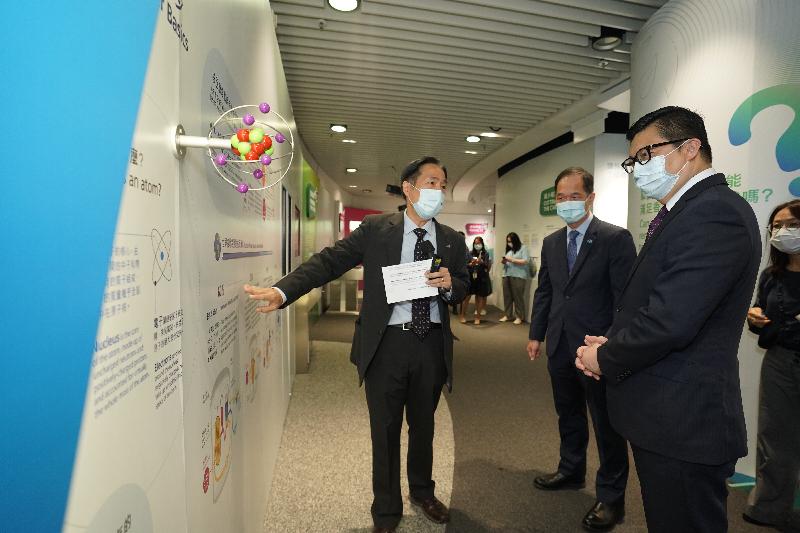 The Secretary for Security, Mr Tang Ping-keung, visited the CLP Power Low Carbon Energy Education Centre and the Nuclear Reactor Simulation Laboratory of the Department of Mechanical Engineering of the City University of Hong Kong (CityU) and had exchanges on nuclear power development and nuclear safety with personnel of CityU and CLP Power today (October 5). Photo shows Mr Tang (right) being briefed on the nuclear power development.