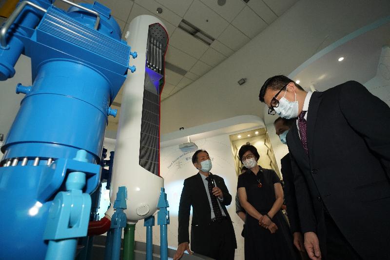 The Secretary for Security, Mr Tang Ping-keung, visited the CLP Power Low Carbon Energy Education Centre and the Nuclear Reactor Simulation Laboratory of the Department of Mechanical Engineering of the City University of Hong Kong (CityU) and had exchanges on nuclear power development and nuclear safety with personnel of CityU and CLP Power today (October 5). Photo shows Mr Tang (right) learning about the design of Hualong One, China's latest nuclear power technology.