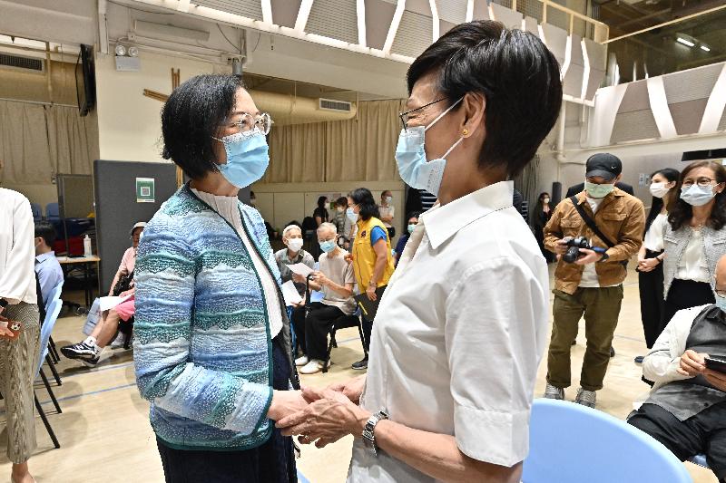 The Secretary for Food and Health, Professor Sophia Chan, attended the Wan Chai District vaccination day organised by St James' Settlement today (October 7). The activity provided one-stop service covering a health talk and COVID-19 vaccination for service users of its subordinate welfare organisations and their caregivers. Photo shows Professor Chan (left) chatting with a participant at the event.