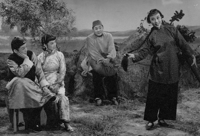 康乐及文化事务署香港电影资料馆的「影画早晨」节目，选映十八出邓碧云的经典作，让影迷重温其风采。图示《铁嘴鸡水鬼升城隍》（1957）剧照。