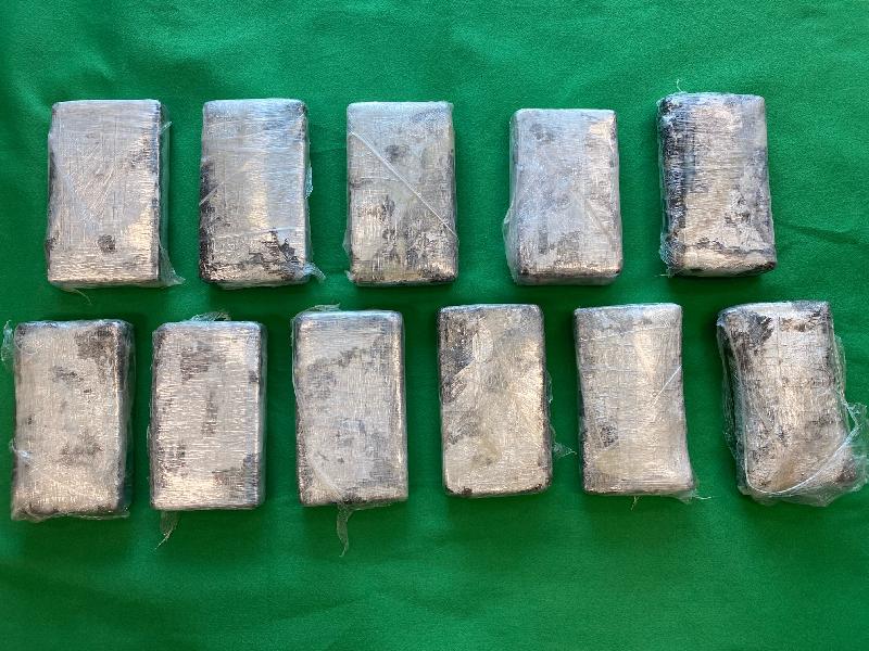 Hong Kong Customs yesterday (October 6) seized about 14 kilograms of suspected cocaine with an estimated market value of about $16 million in Tseung Kwan O. A man and two women were arrested. Photo shows the suspected cocaine seized.